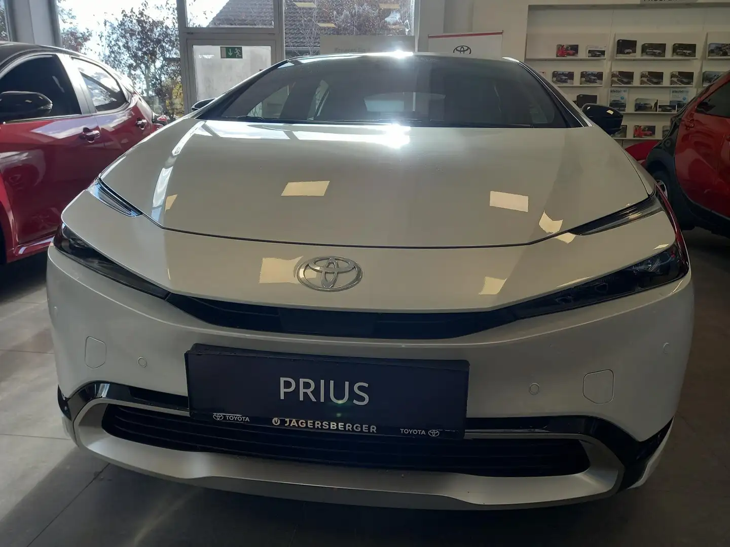 Toyota Prius PlugIn Executive PHEV White - 2