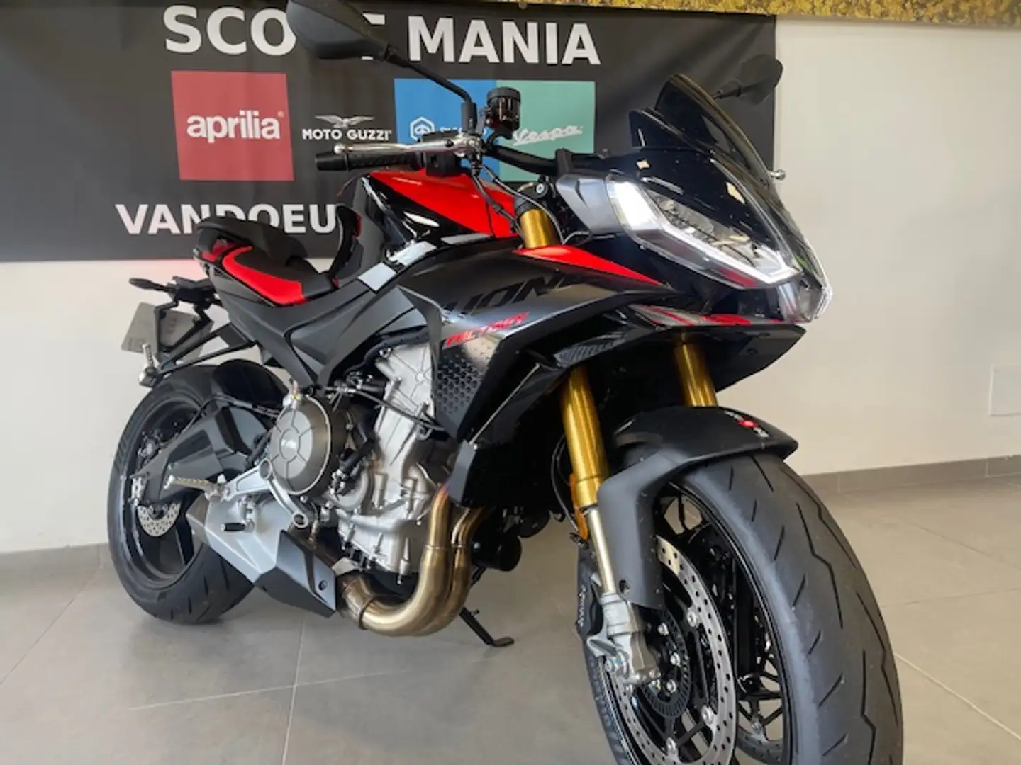 Aprilia Tuono Noir - 1