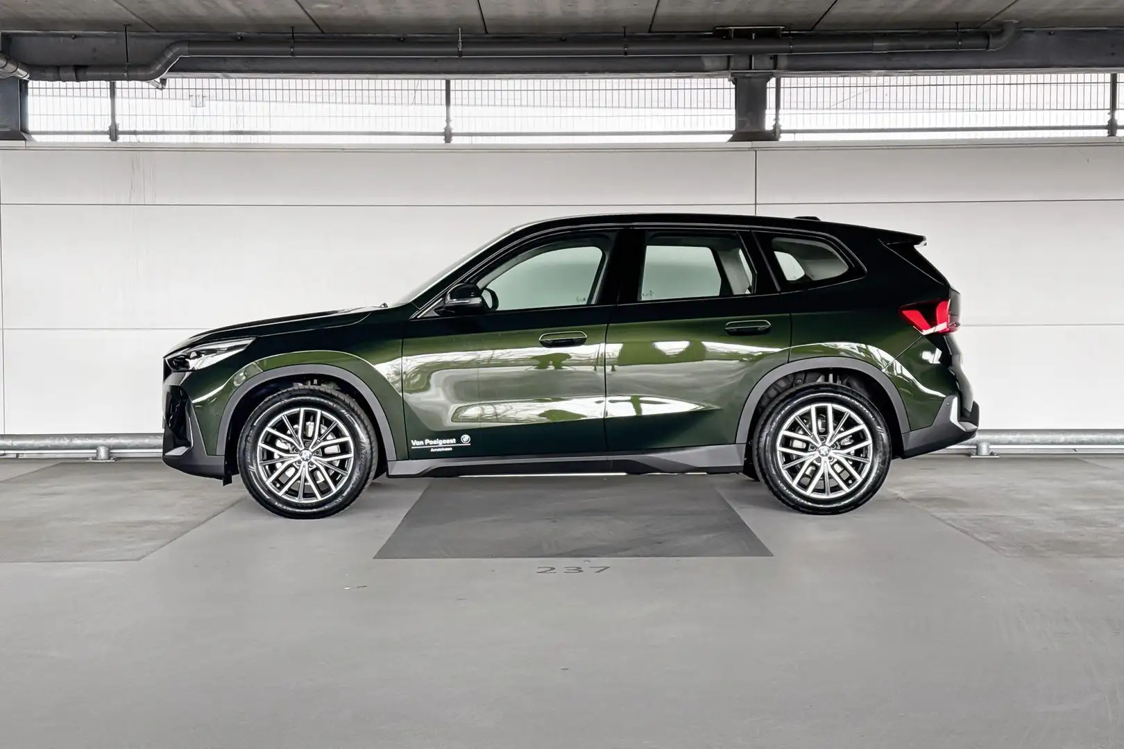 BMW iX1 eDrive20 Essential Edition 67 kWh | Interieurcamer Groen - 2