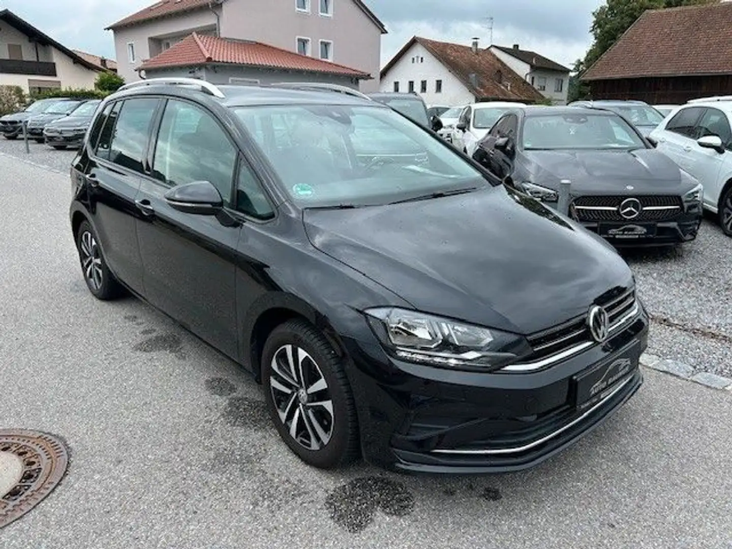 Volkswagen Golf Sportsvan VII IQ.DRIVE *NAVI*SHZ* Zwart - 1