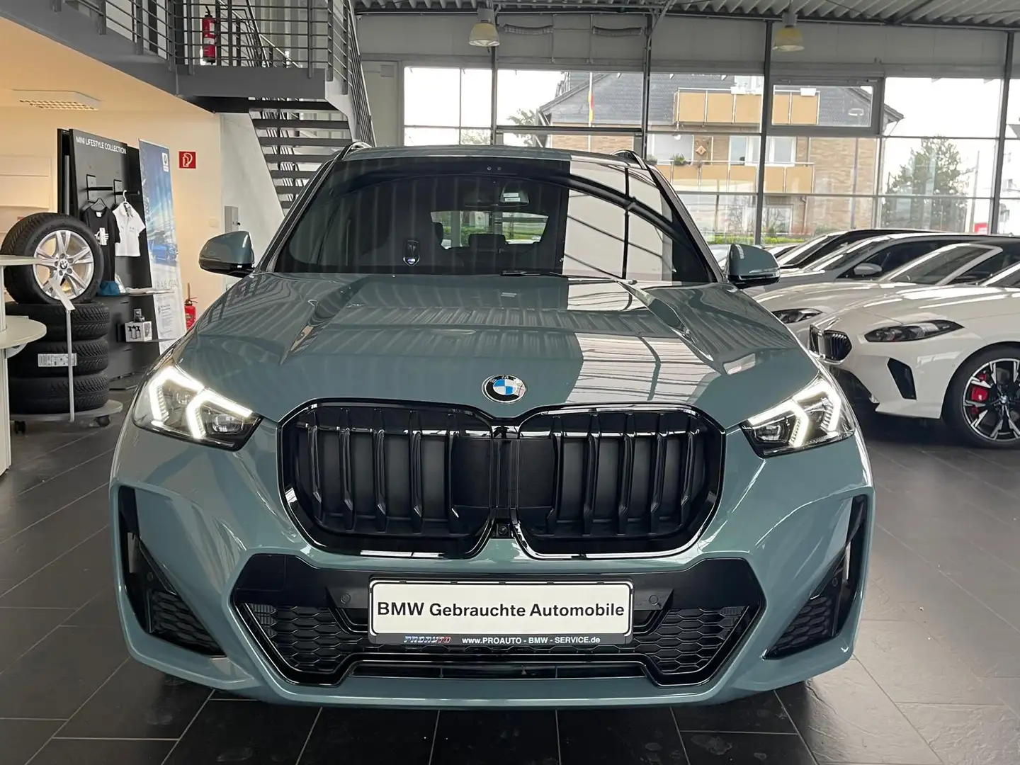 BMW X1 18i sDr M Sport Pro AHK/Pano/M-Sitze/360°/HUD/19" Grün - 2