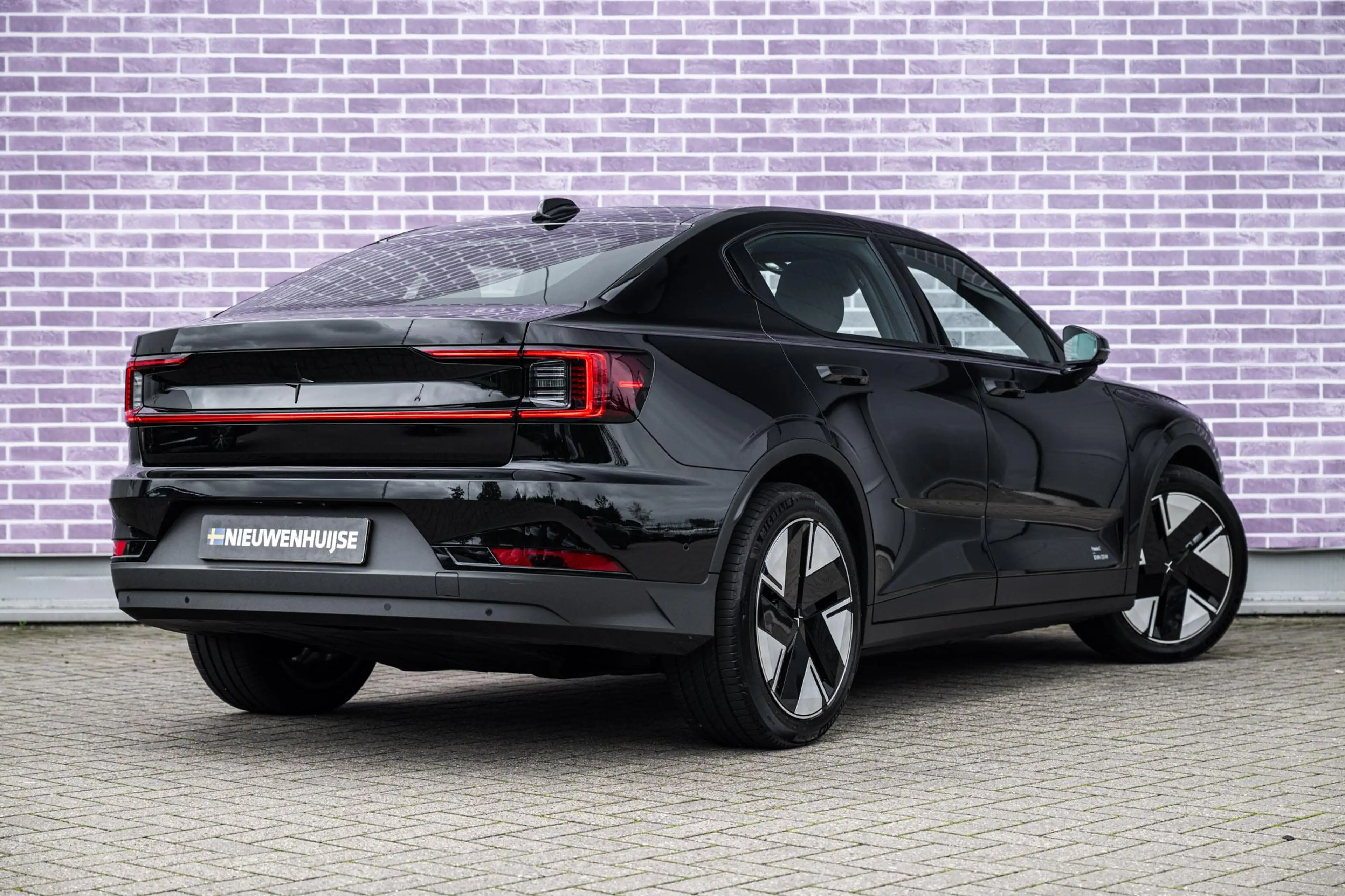 Polestar 2 Long Range Single Motor Plus 82 kWh — photo 2