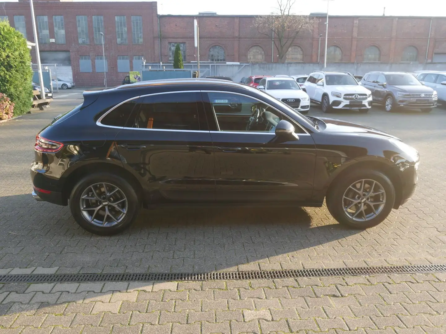 Porsche Macan 2.0 TFSI Basis Aut PCM Navi Park Assistent Noir - 2
