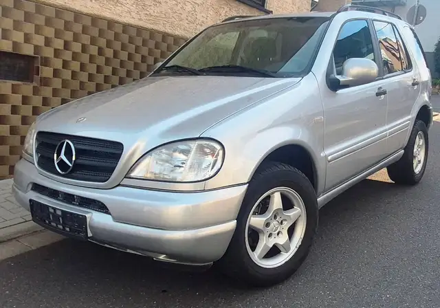 Mercedes-Benz ML 320 Leder Klima Schiebedach Sitzheizung AHK Allwetterreifen Tüv neu