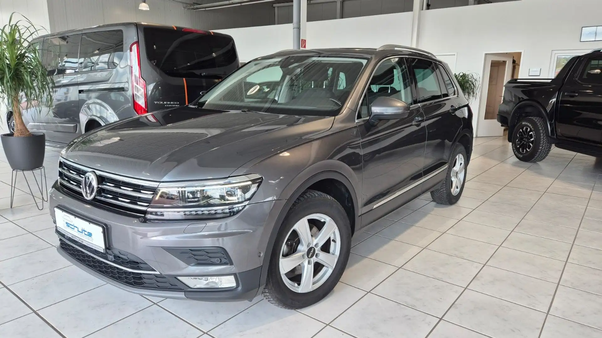 Volkswagen Tiguan Highline 4Motion*AT*Panorama* Grau - 1