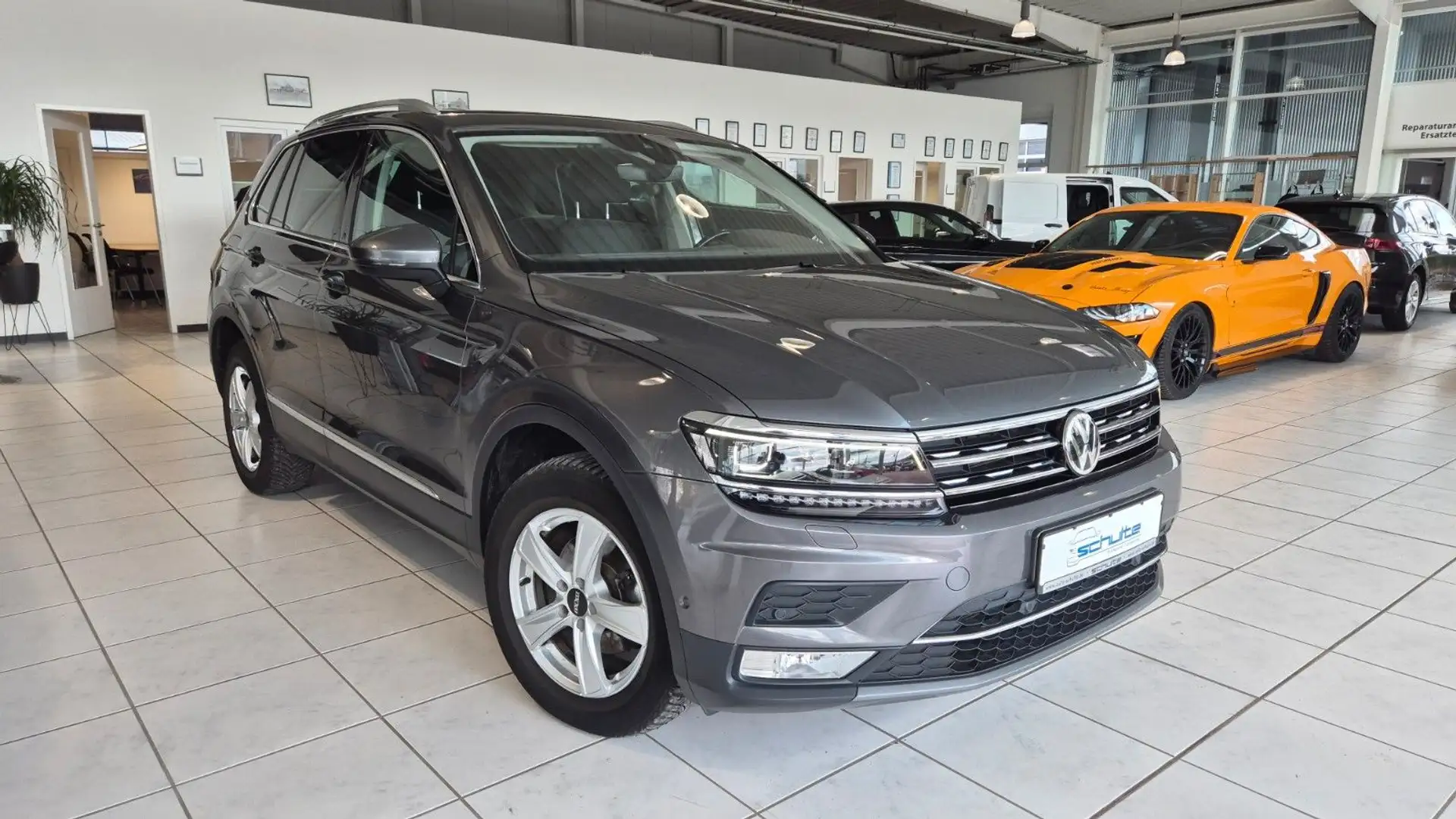Volkswagen Tiguan Highline 4Motion*AT*Panorama* Grau - 2