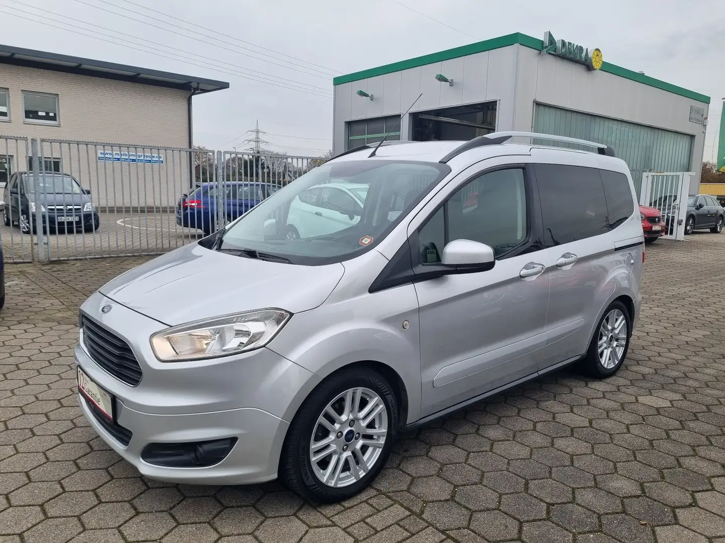Ford Tourneo Courier EcoBoost Titanium "1.Hand" Seniorenfahrzeug....... Argent - 1