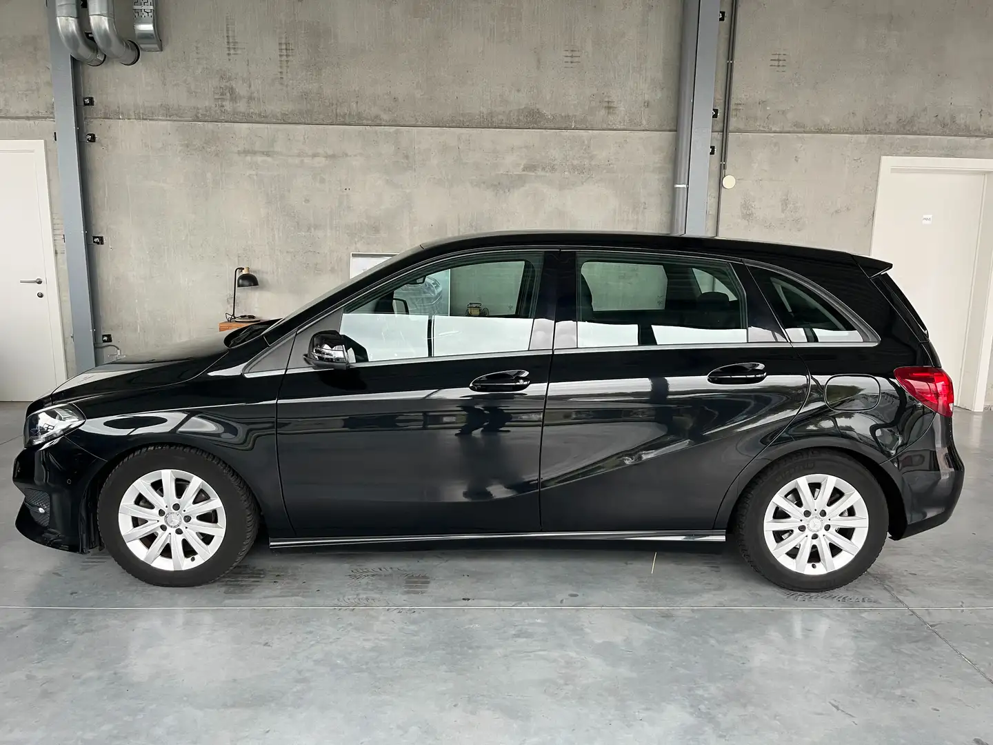 Mercedes-Benz B 180 d Style 1.5d 109 pk | Handgeschakeld | Zwart Leder Noir - 2