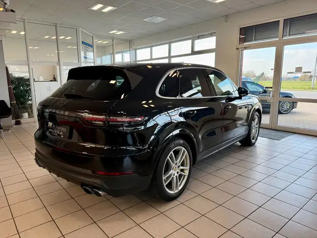 Porsche Cayenne view 4