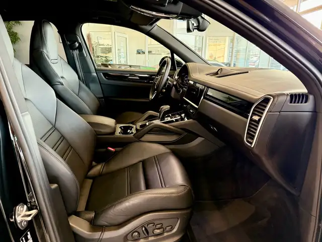 Porsche Cayenne view 11