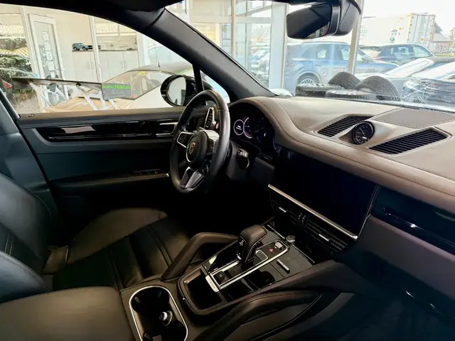 Porsche Cayenne view 12