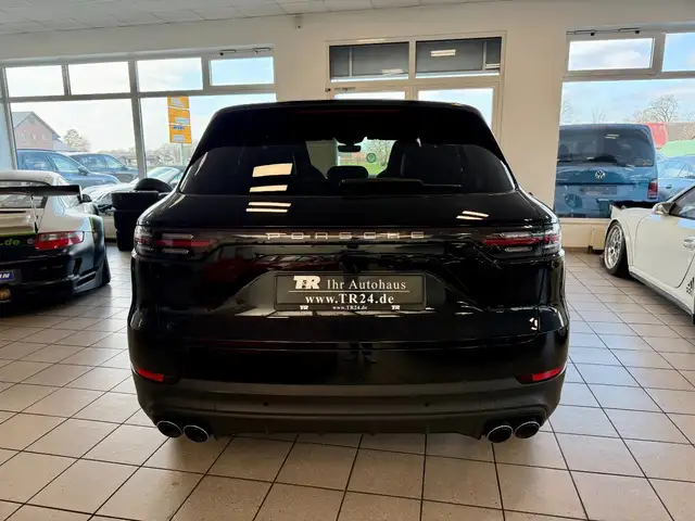 Porsche Cayenne view 3