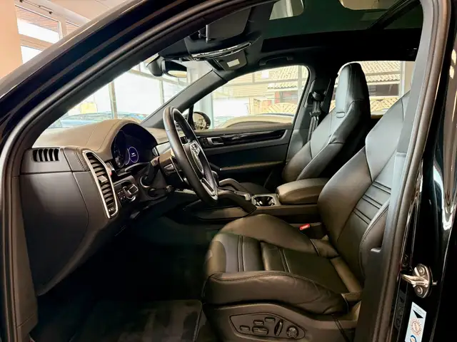 Porsche Cayenne view 7