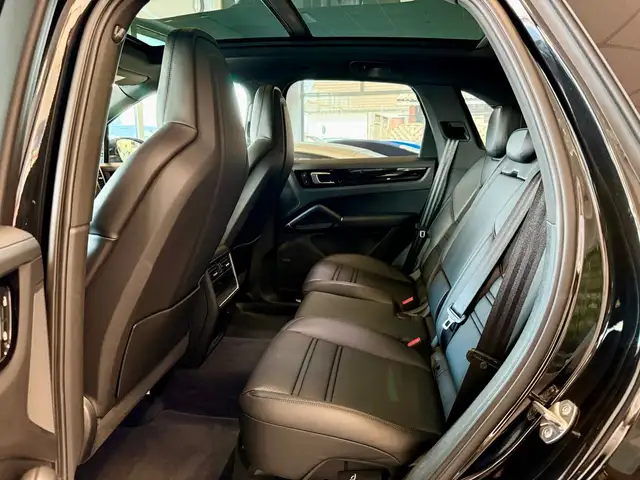Porsche Cayenne view 8