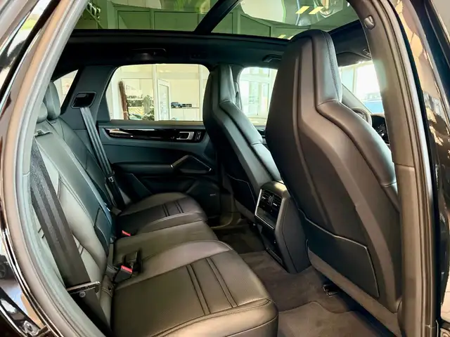 Porsche Cayenne view 10