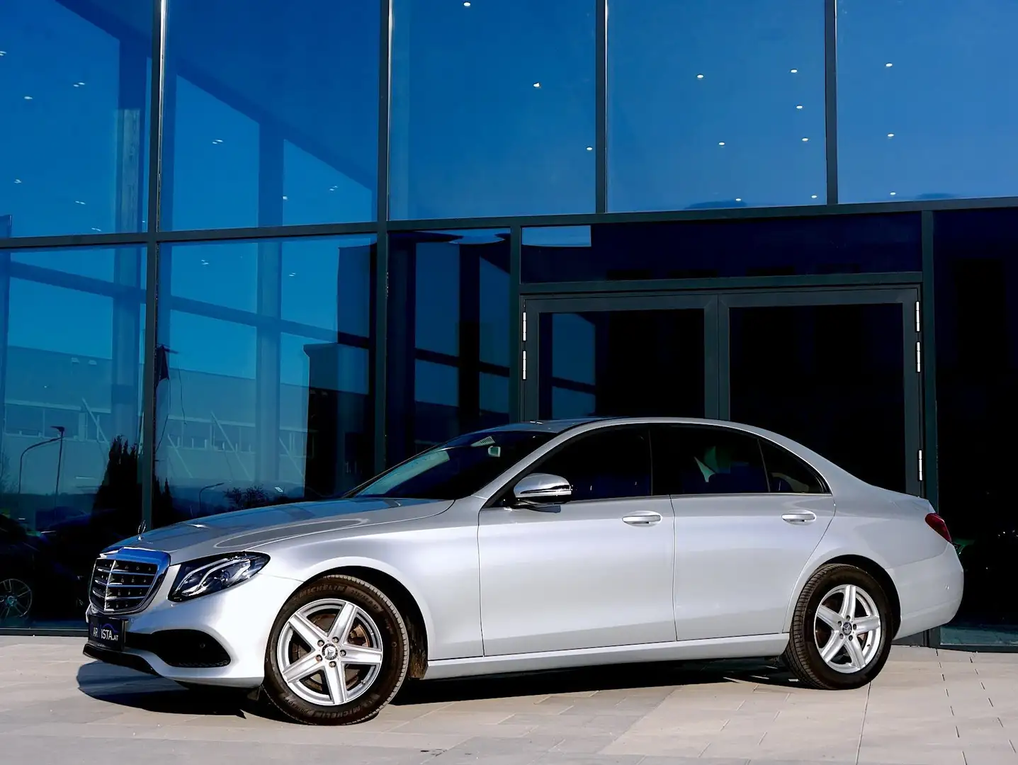 Mercedes-Benz E 220 Aut. LED High Performance & Garmin Navigation Silber - 1