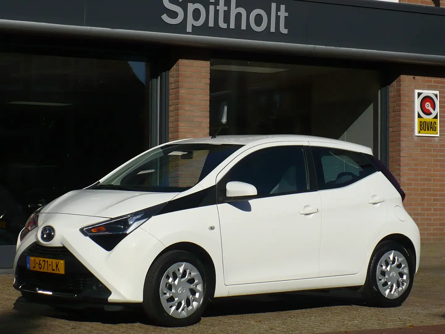 Toyota Aygo 1.0 VVT-i X-First Automaat 5-deurs 72pk Blanc - 2