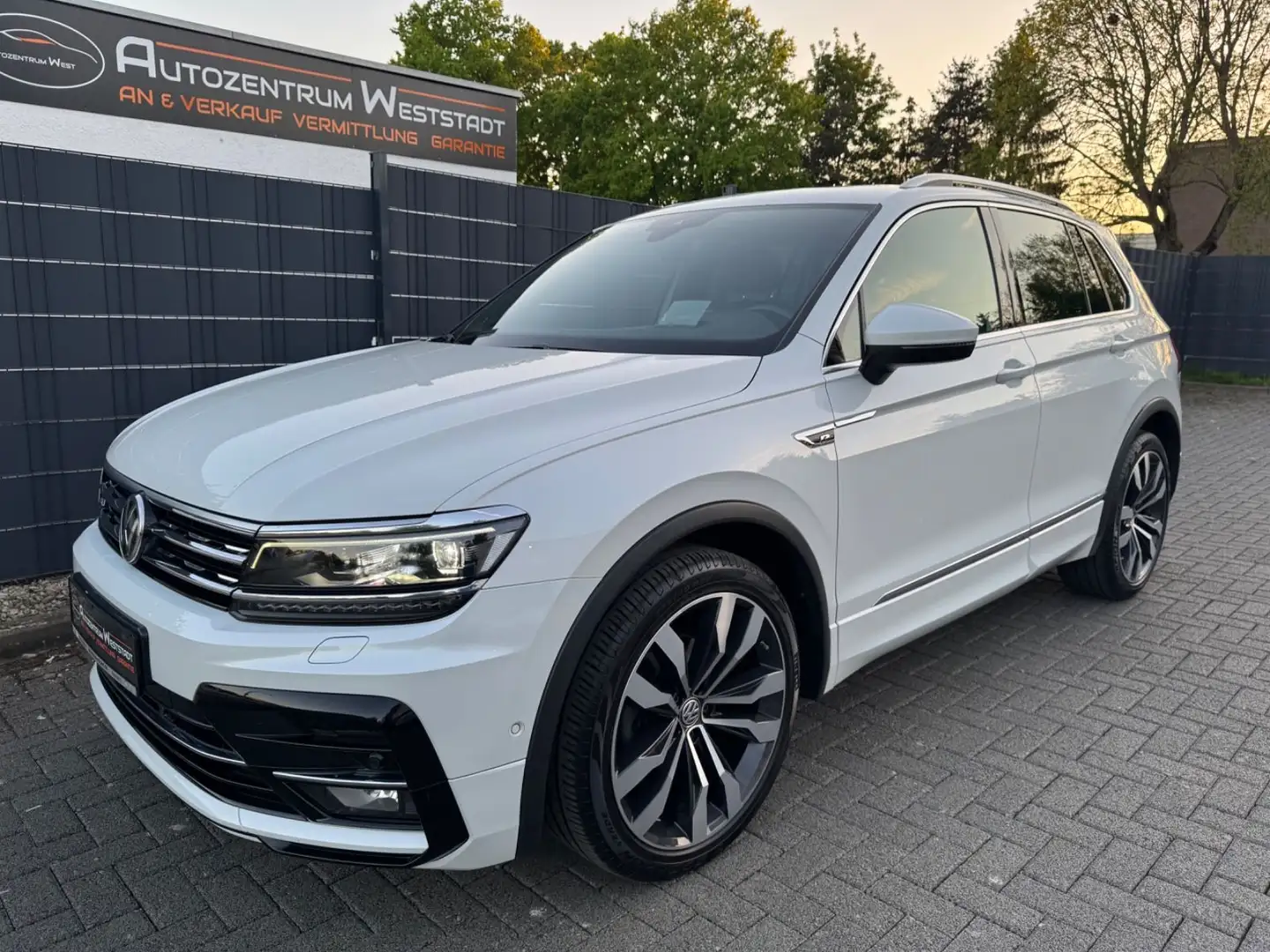 Volkswagen Tiguan Highline BMT/ R-Line, 1 Hand, Pano,LED Weiß - 1