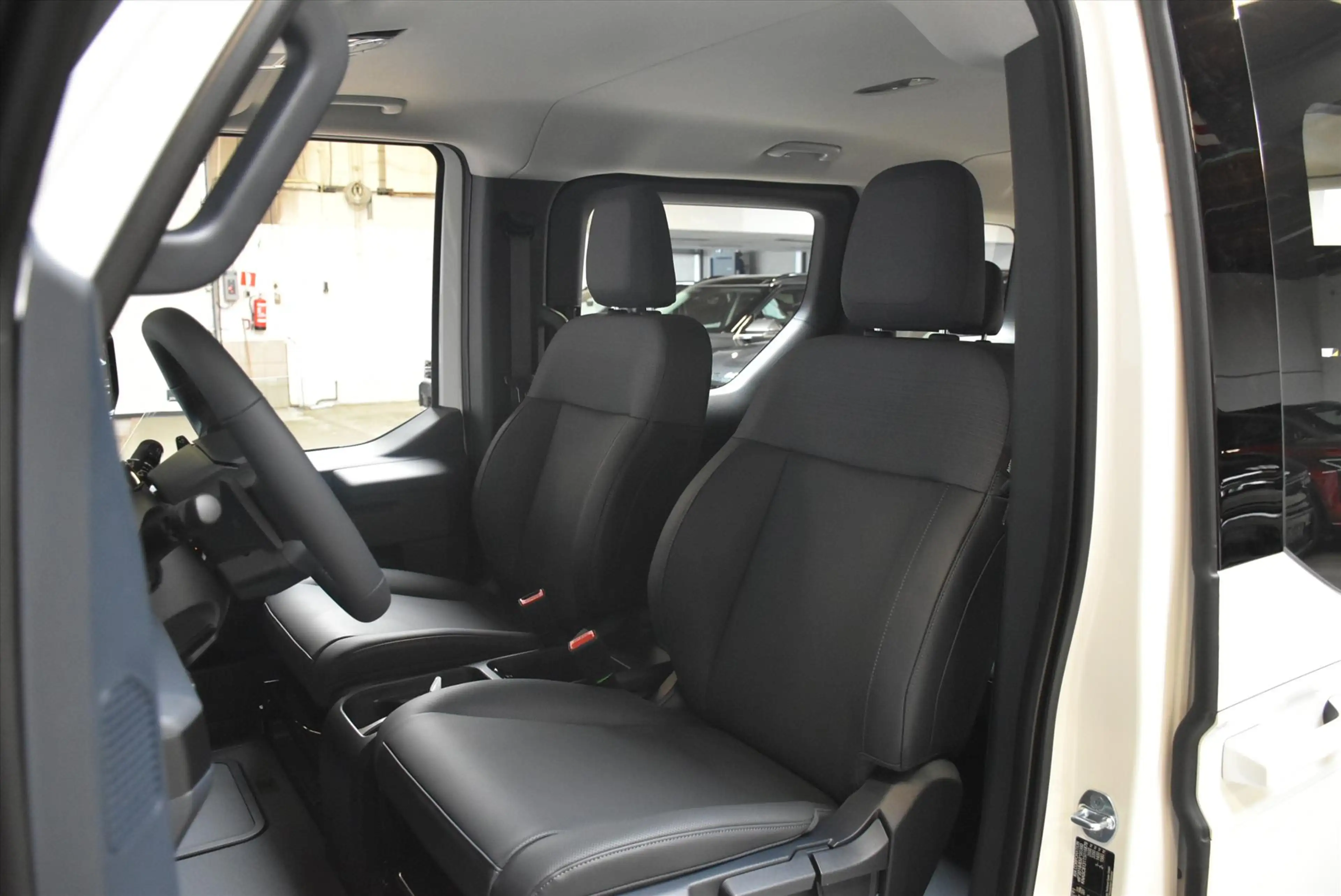 Kia PV5 Passenger 51.5 kWh Essential — photo 9