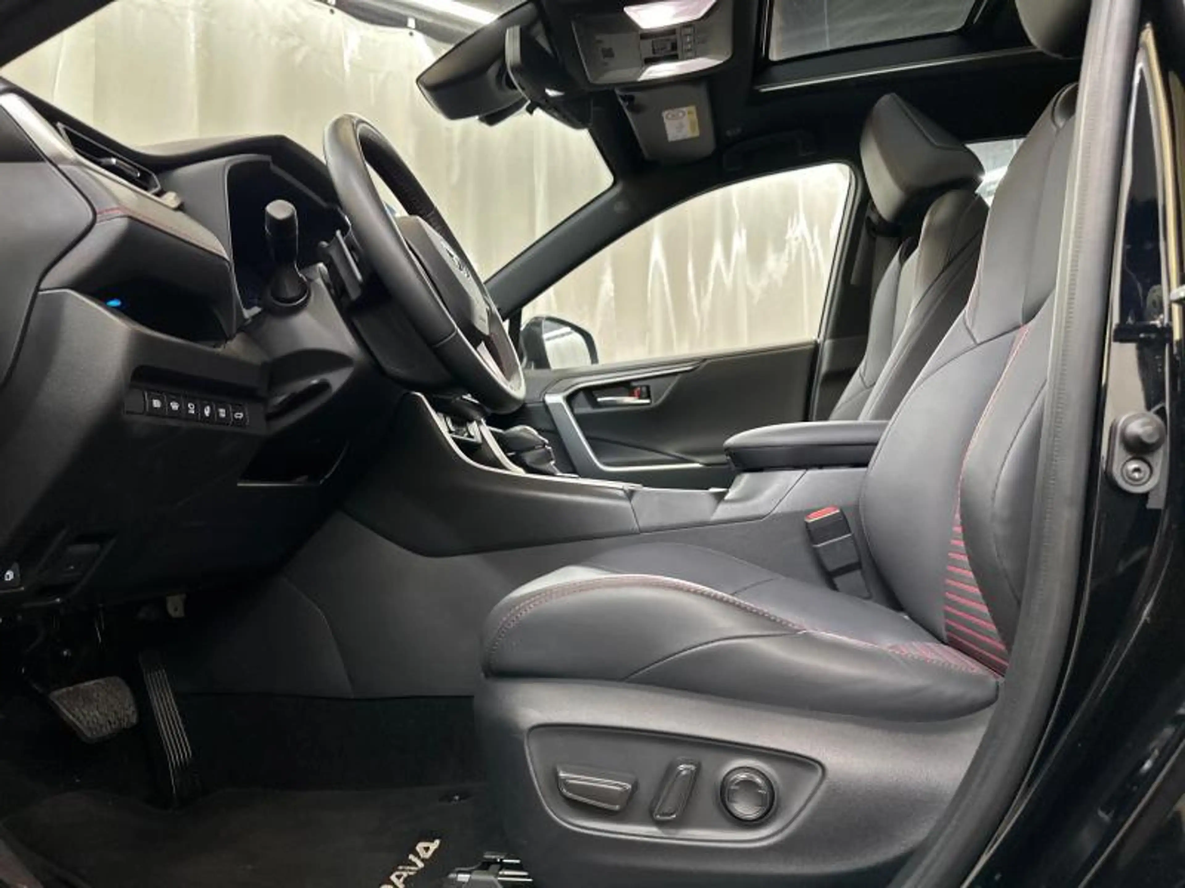 Toyota RAV4 Premium Plus PHEV AWD — photo 18