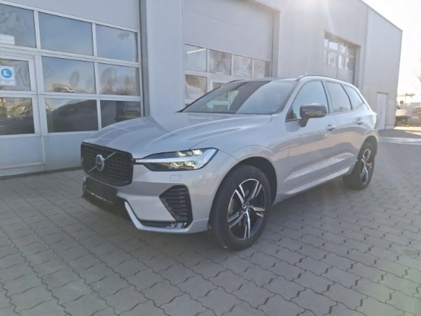 Volvo XC60 AWD B5 Diesel EU6d R Design *Navi*LED* Silber - 1