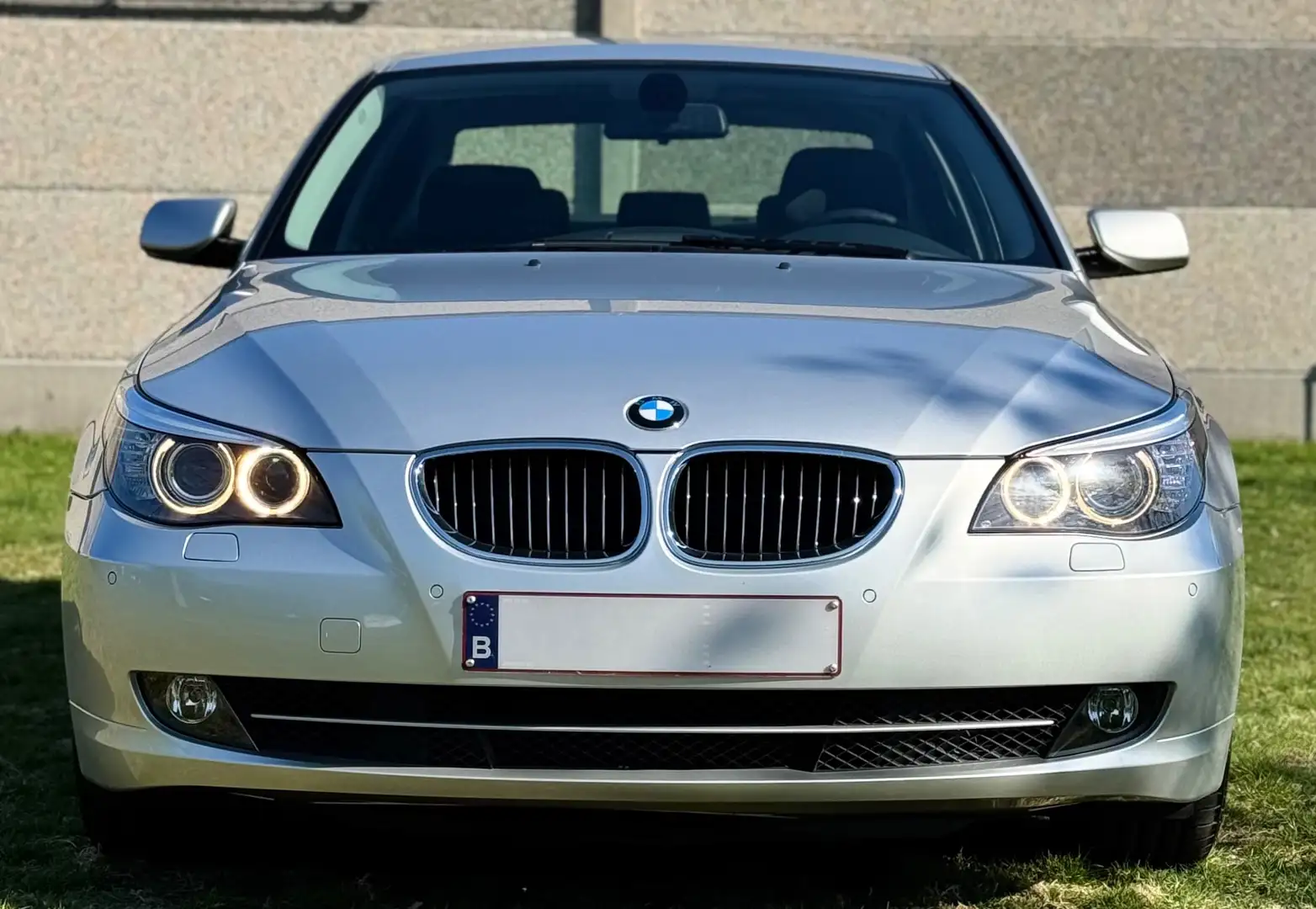 BMW 525 iXA Gümüş rengi - 2