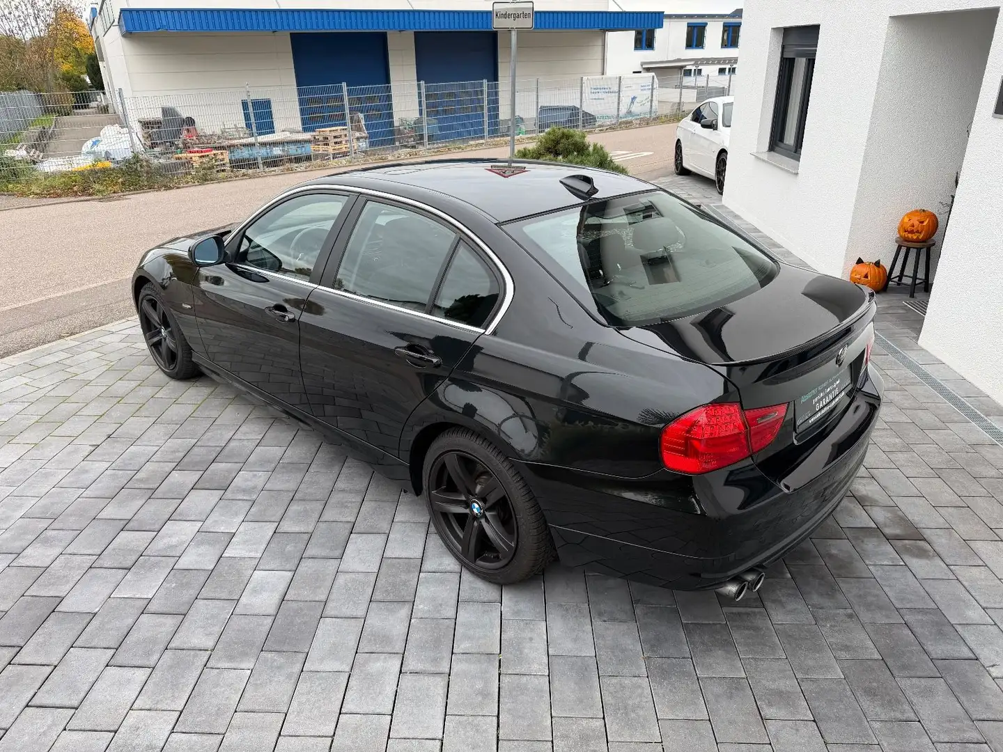 BMW 330 3 Lim. 330i xDrive Automatik/Navi Schwarz - 2