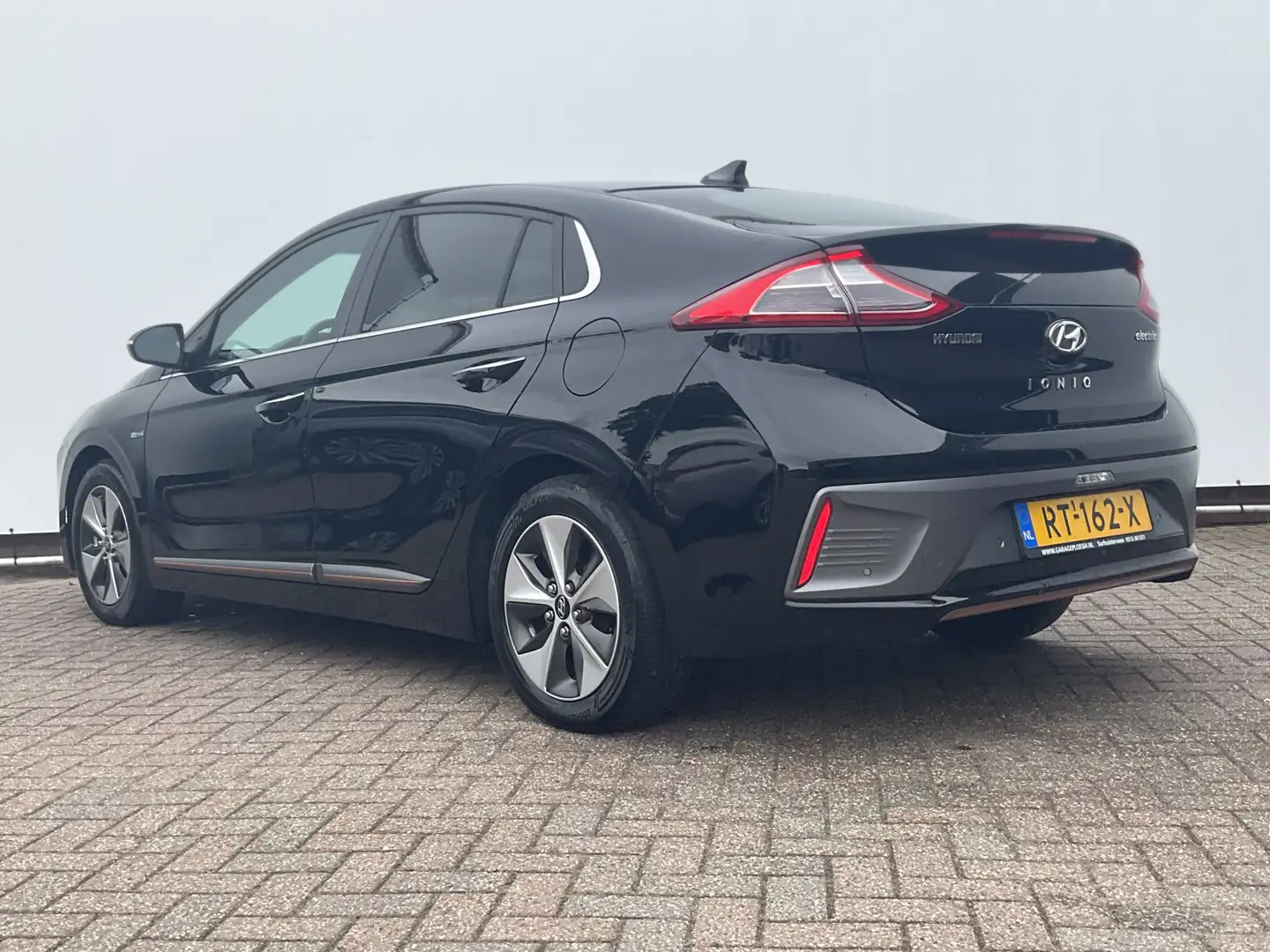 Hyundai IONIQ Premium EV Pano Leder Nav/Cam Stoel/Stuurverw Carp Zwart - 2