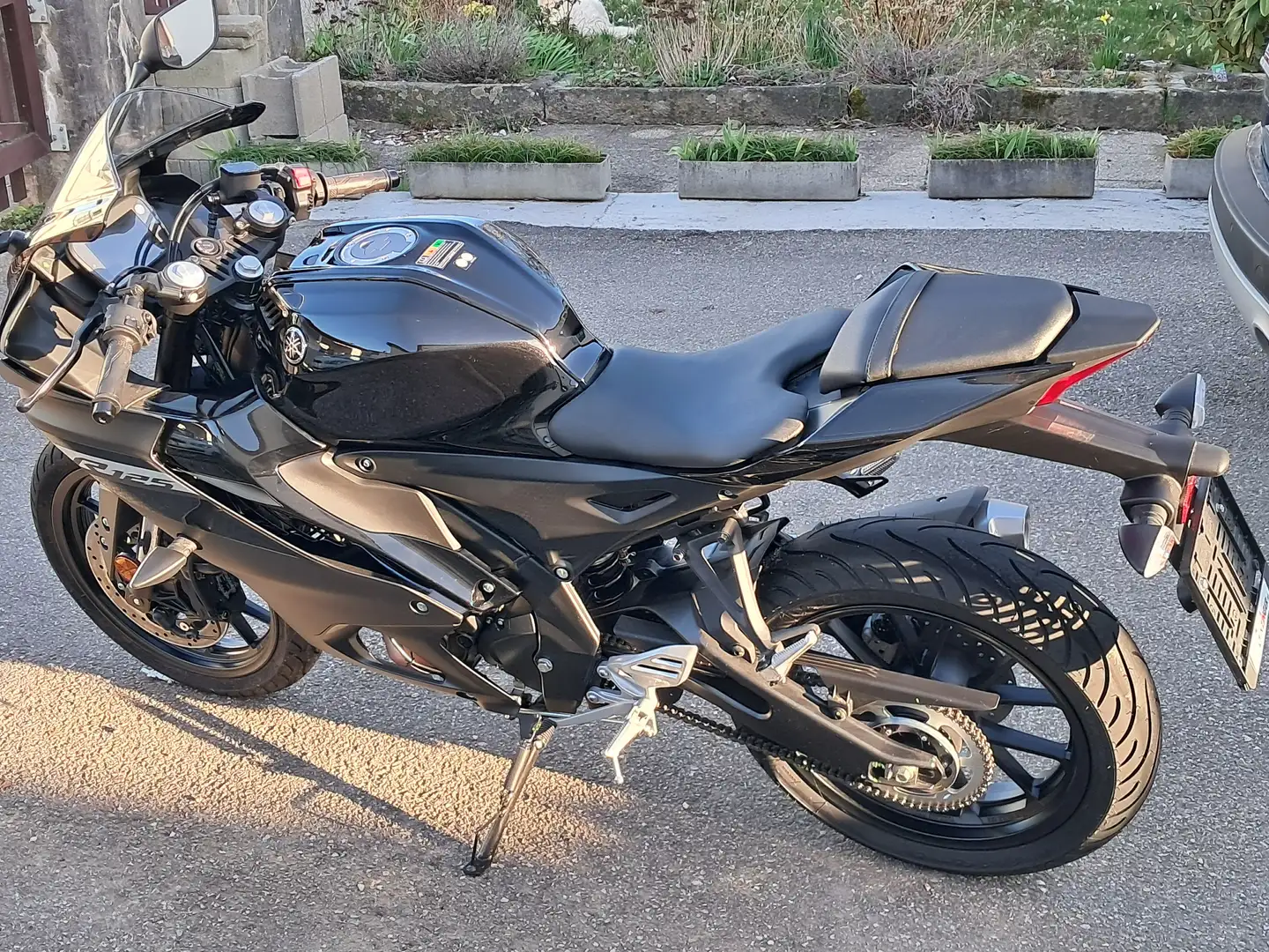 Yamaha YZF-R125 Schwarz - 1