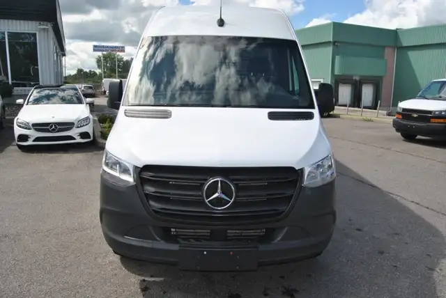 Mercedes-Benz Unspecified 2024 — photo 8