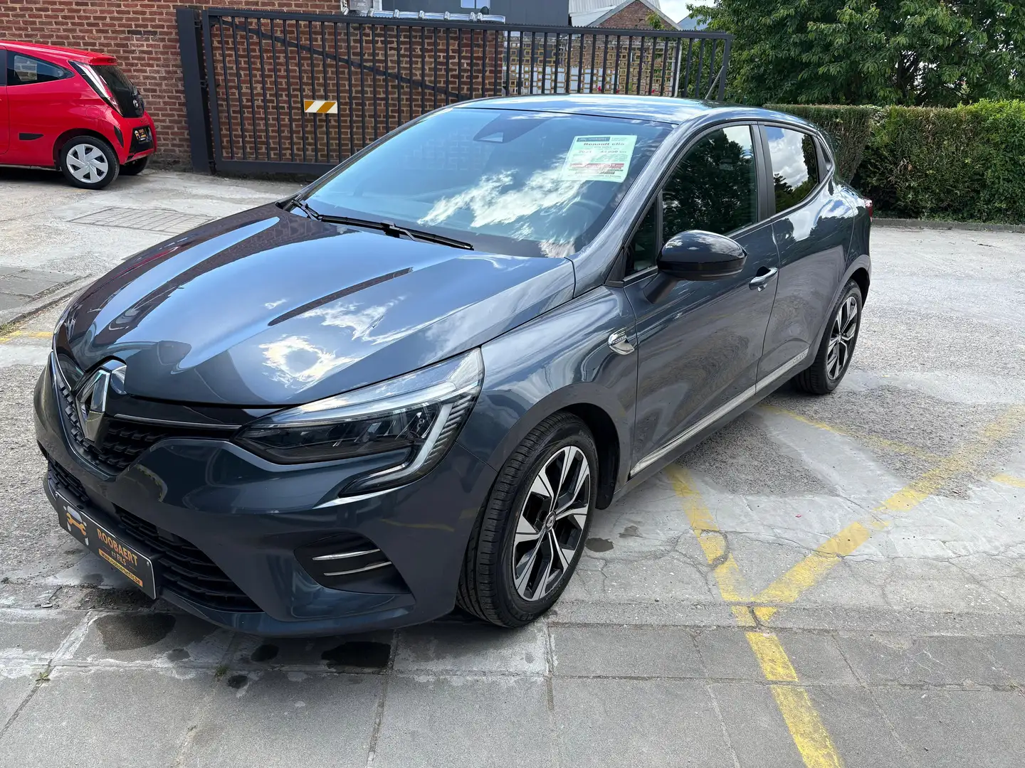 Renault Clio 1.0i SCe  avec 1 an 1/2 de garantie Gris - 1