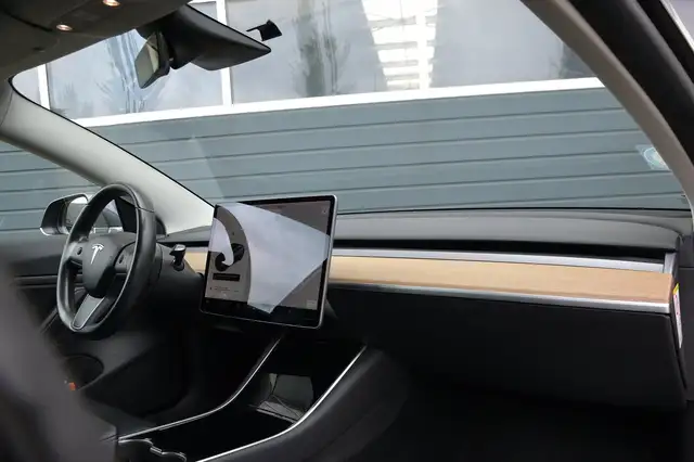 Tesla Model 3 view 9