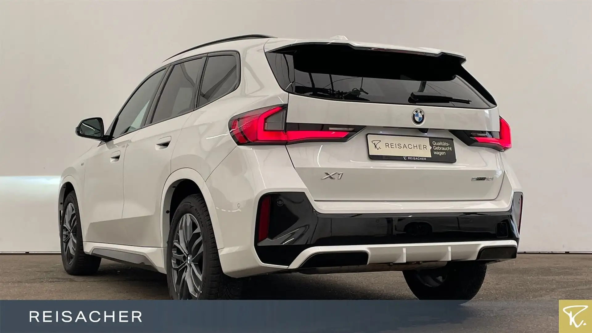 BMW X1 sDrive18i A MSport AHK Pano ACC RFK H&K 18"LM Weiß - 2