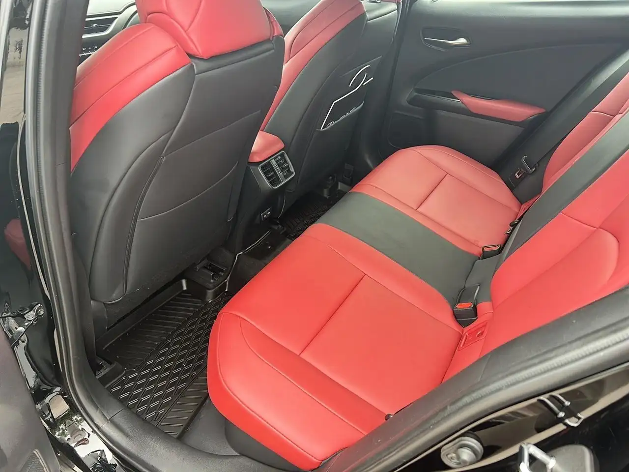 Lexus UX снимка Lexus UX