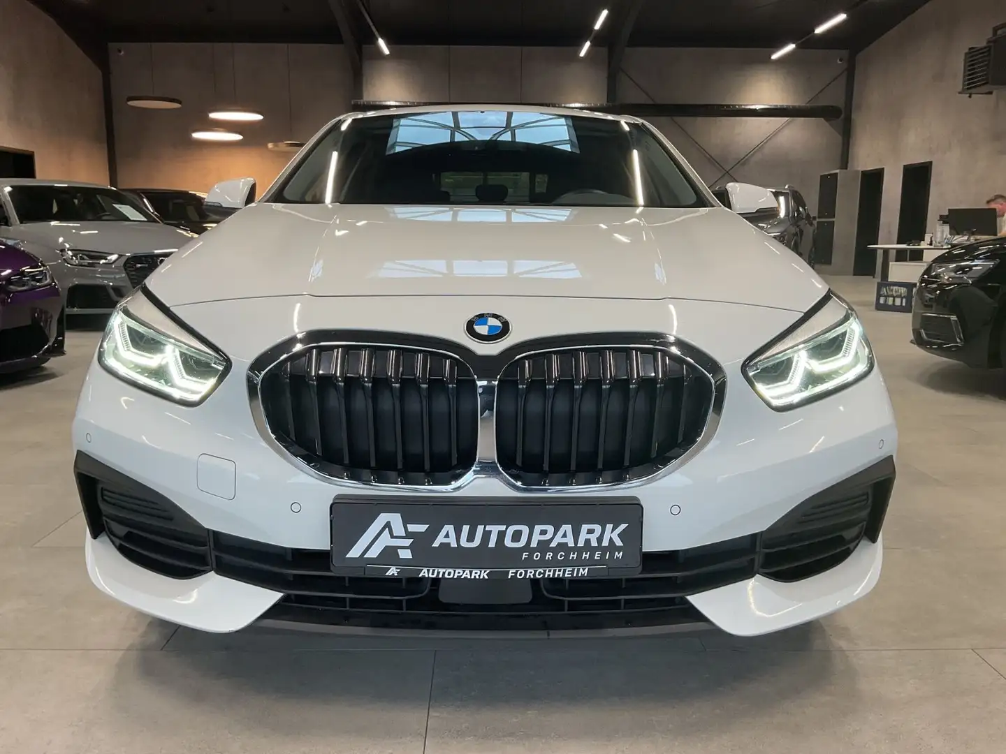 BMW 118 i Advantage LED Navi Weiß - 2