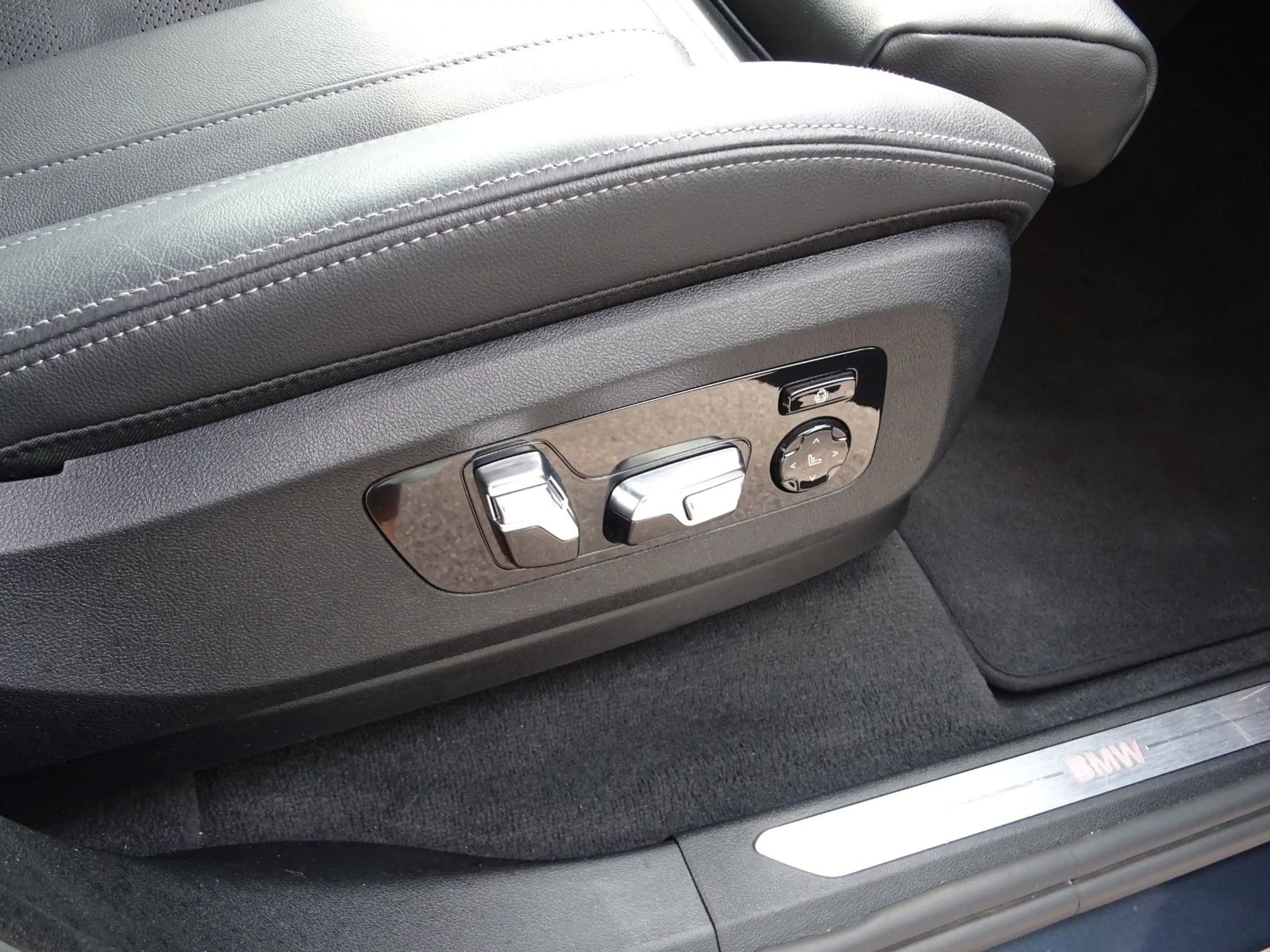 BMW X5 xDrive30d xLine 20" Navi LEDer Keyl. HUD AHK — photo 9