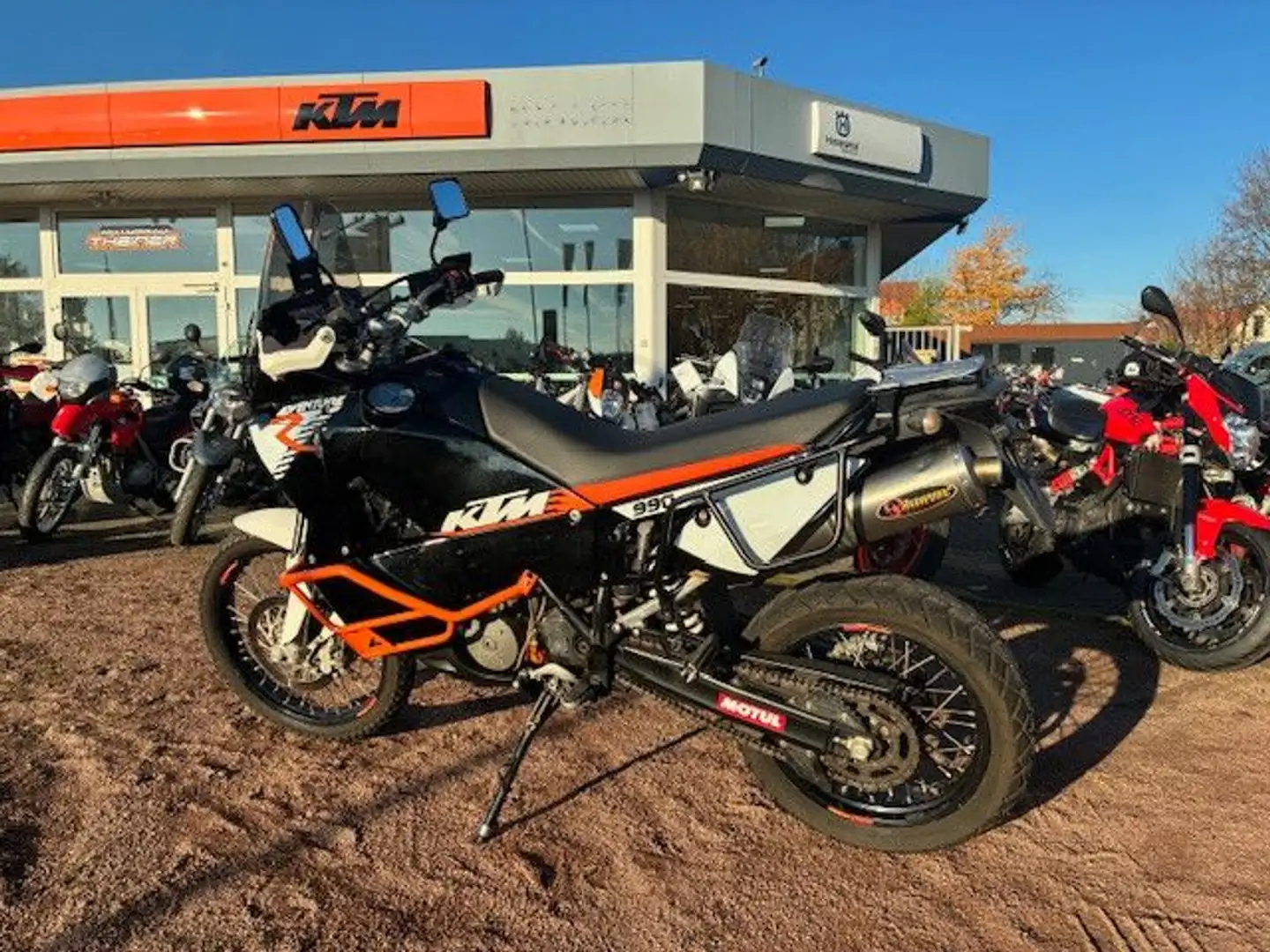 KTM 950 Adventure mit Akra und R Fahrwerk Schwarz - 2