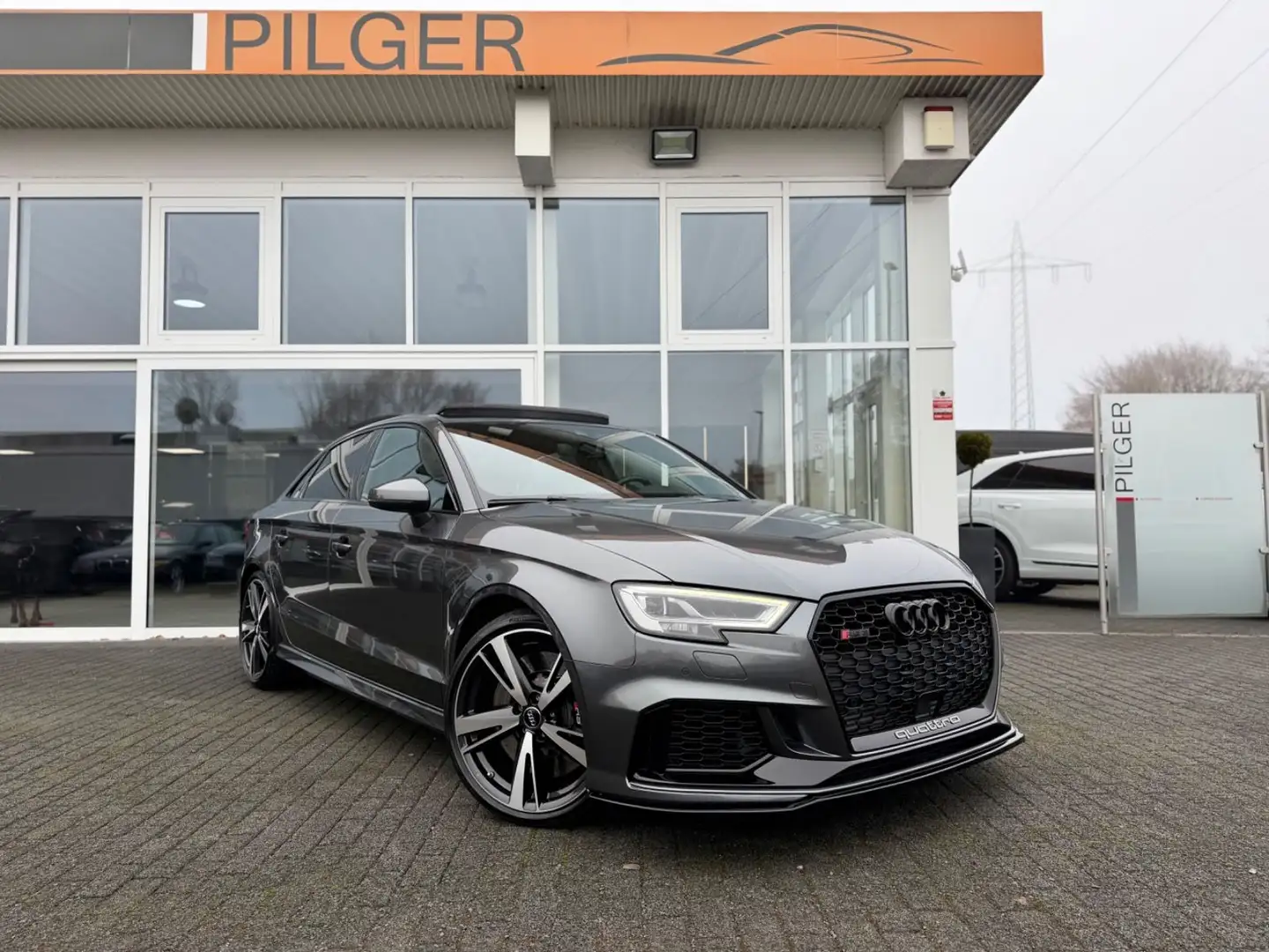 Audi RS3 B&O*Pano*Schale*Matrix*ACC*Digital-Tacho*Kam Grau - 1