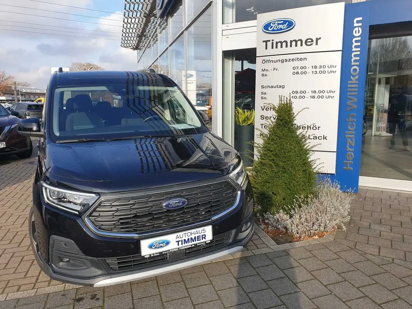 Ford Tourneo Connect L2 2.0 EcoBlue Aut. ACTIVE Schwarz - 2