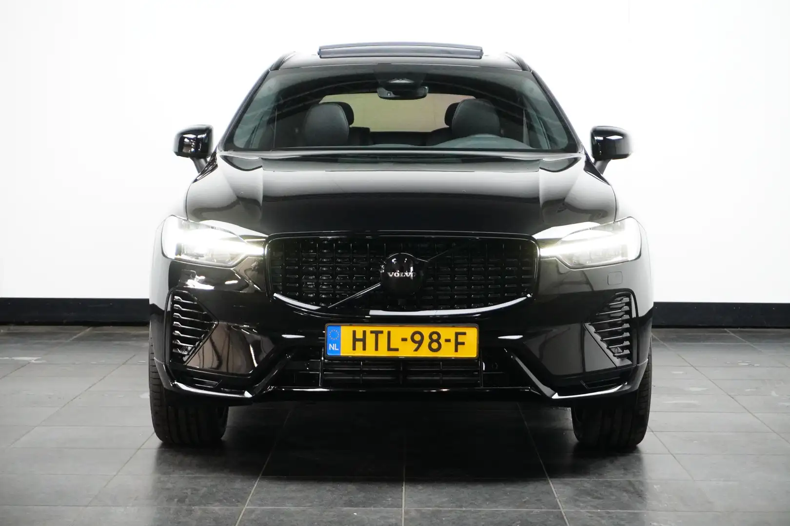 Volvo XC60 2.0 T6 Plug-in hybrid AWD Plus Black Edition | PDC Zwart - 2