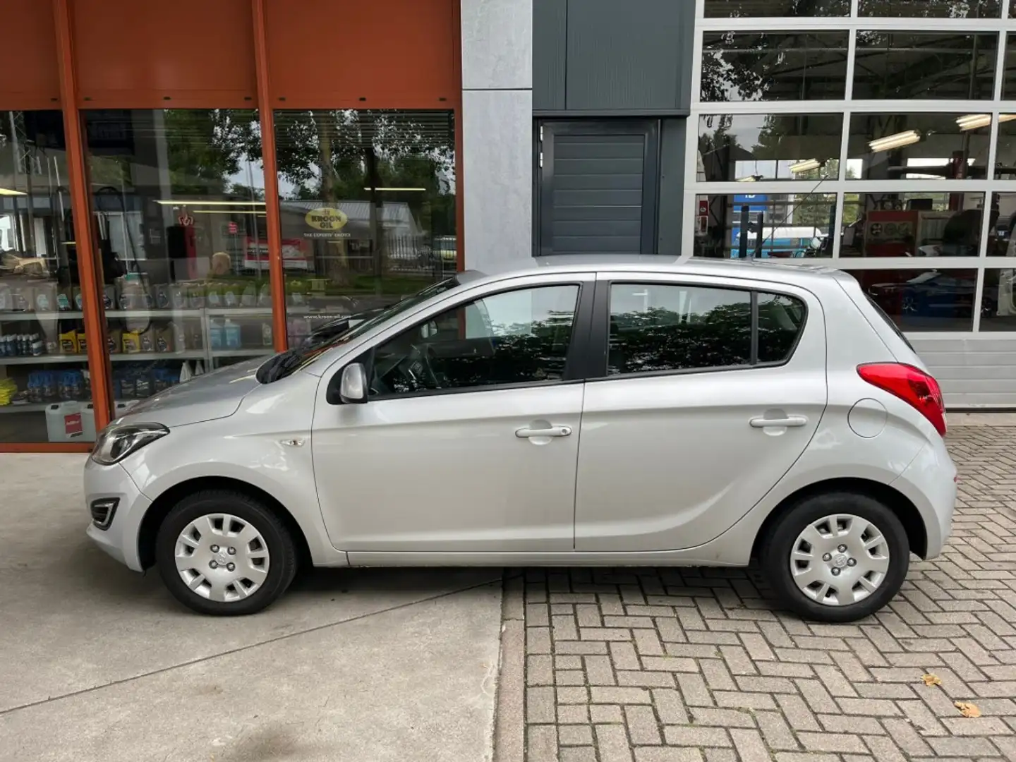Hyundai i20 1.2I I-DRIVE Grijs - 2