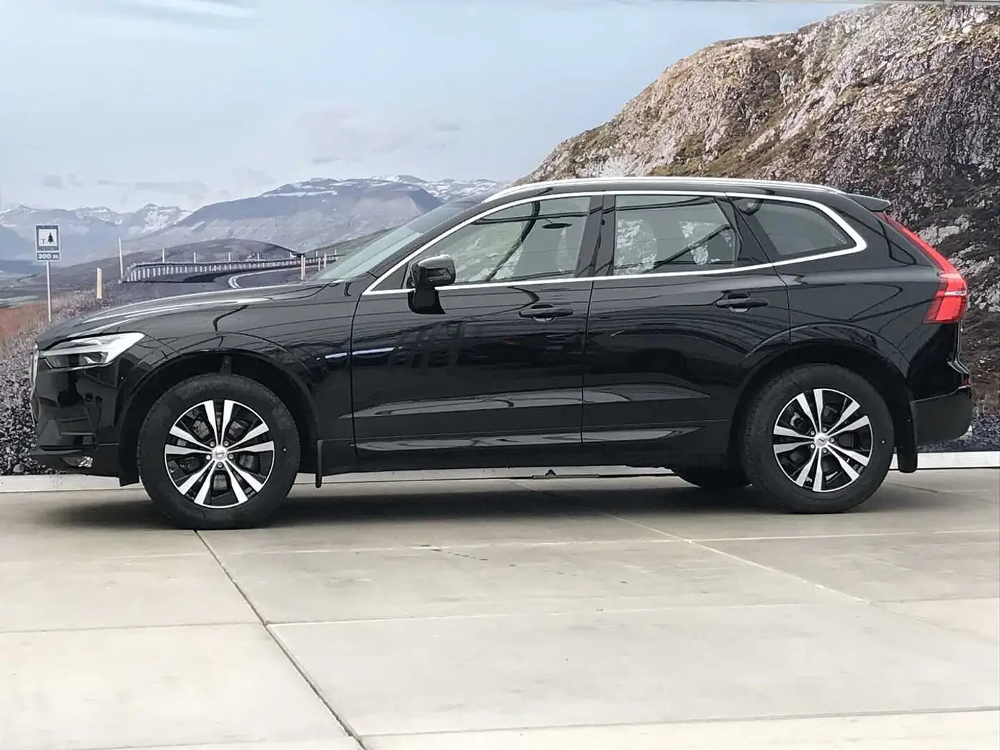 Volvo XC60 B4 AWD MOMENTUM PRO Schwarz - 2
