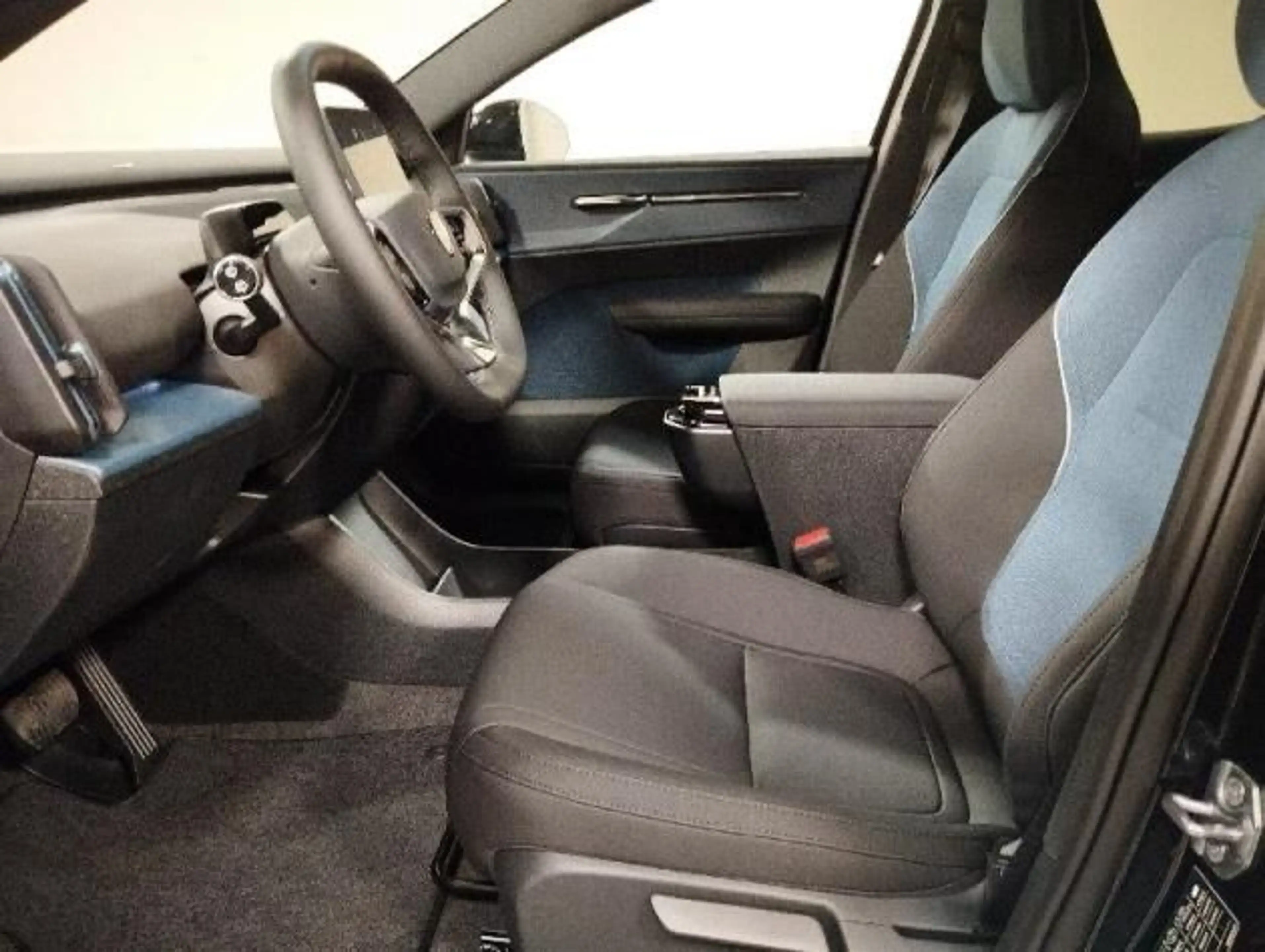 Volvo EX30 Plus Black Edition Pure Electric Extended R — photo 3