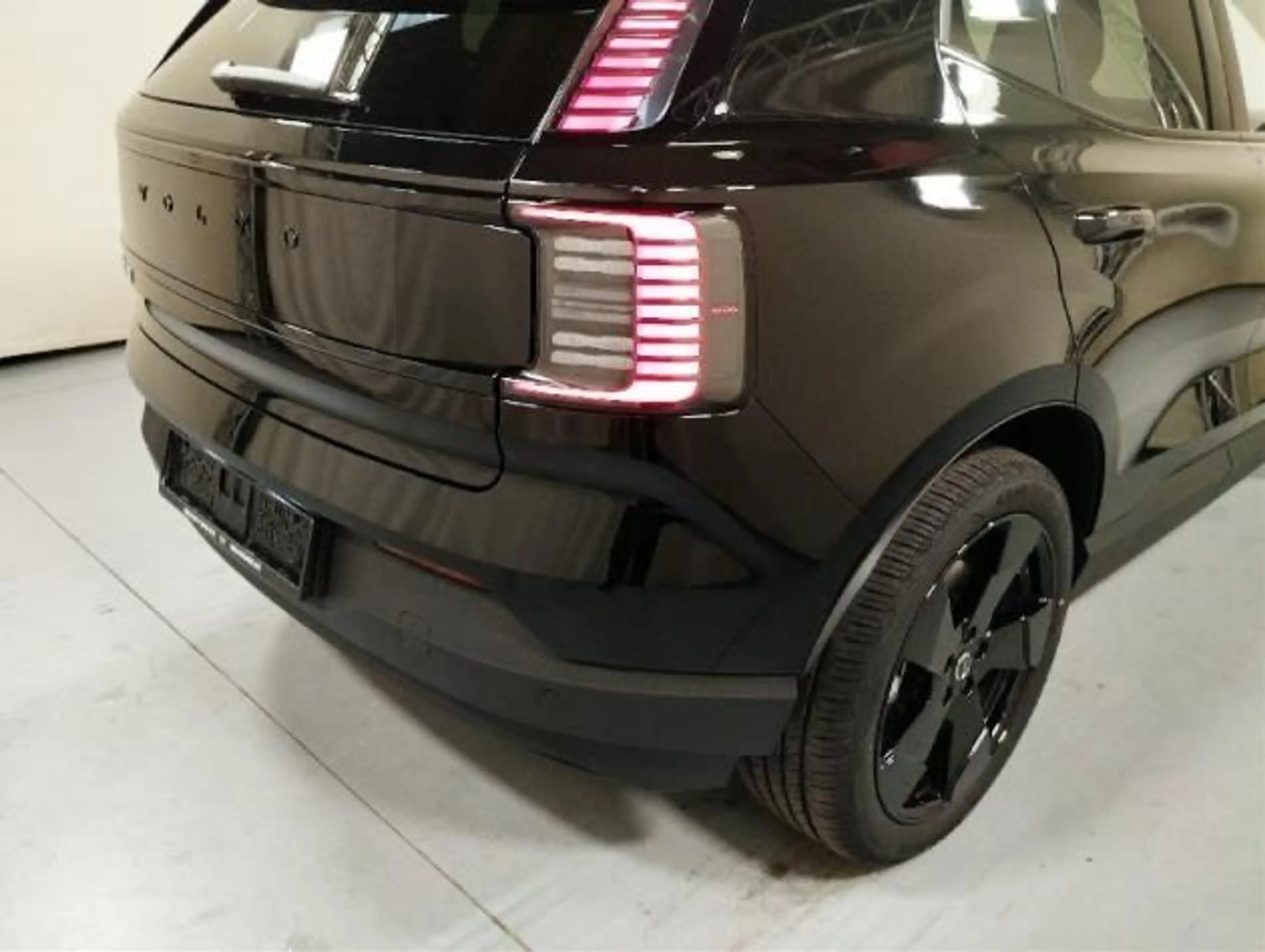 Volvo EX30 Plus Black Edition Pure Electric Extended R — photo 8