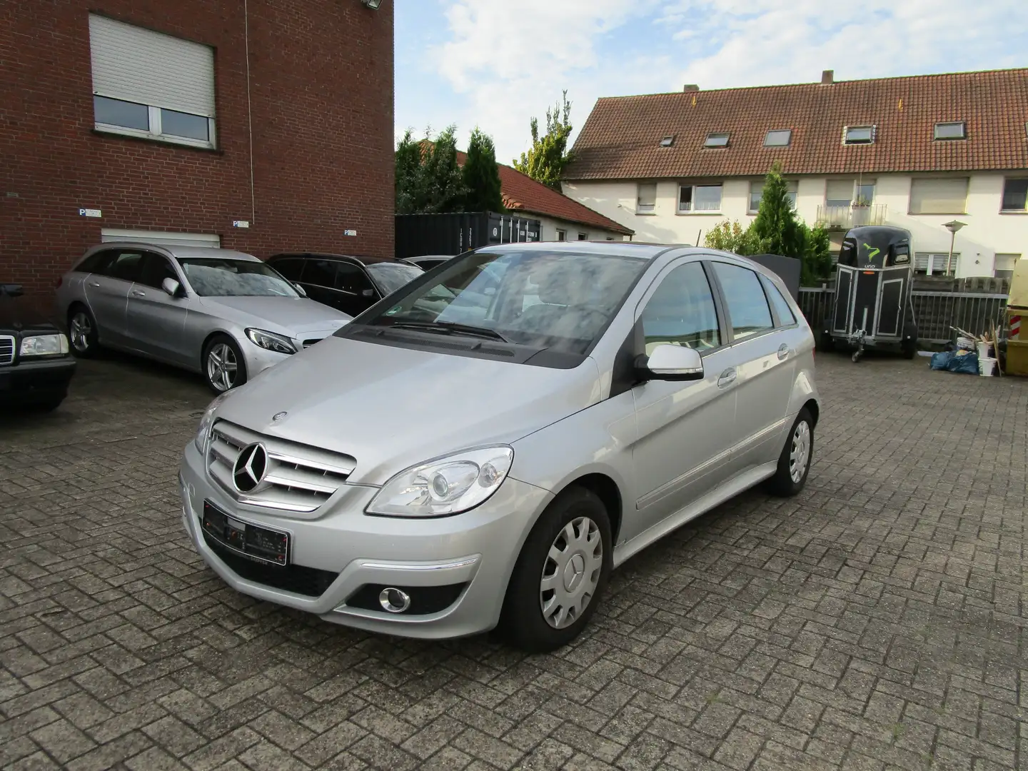 Mercedes-Benz B 180 B 180 Sport Tourer+Autom.+Klima+AHK+2Hand+TOP+ Silber - 1