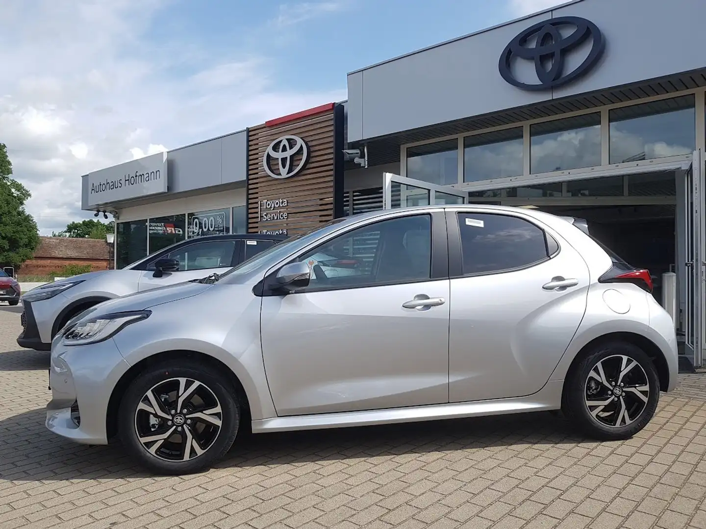 Toyota Yaris 1.5 Hybrid - Teamplayer - m. Comfort+Safety-Paket Plateado - 2