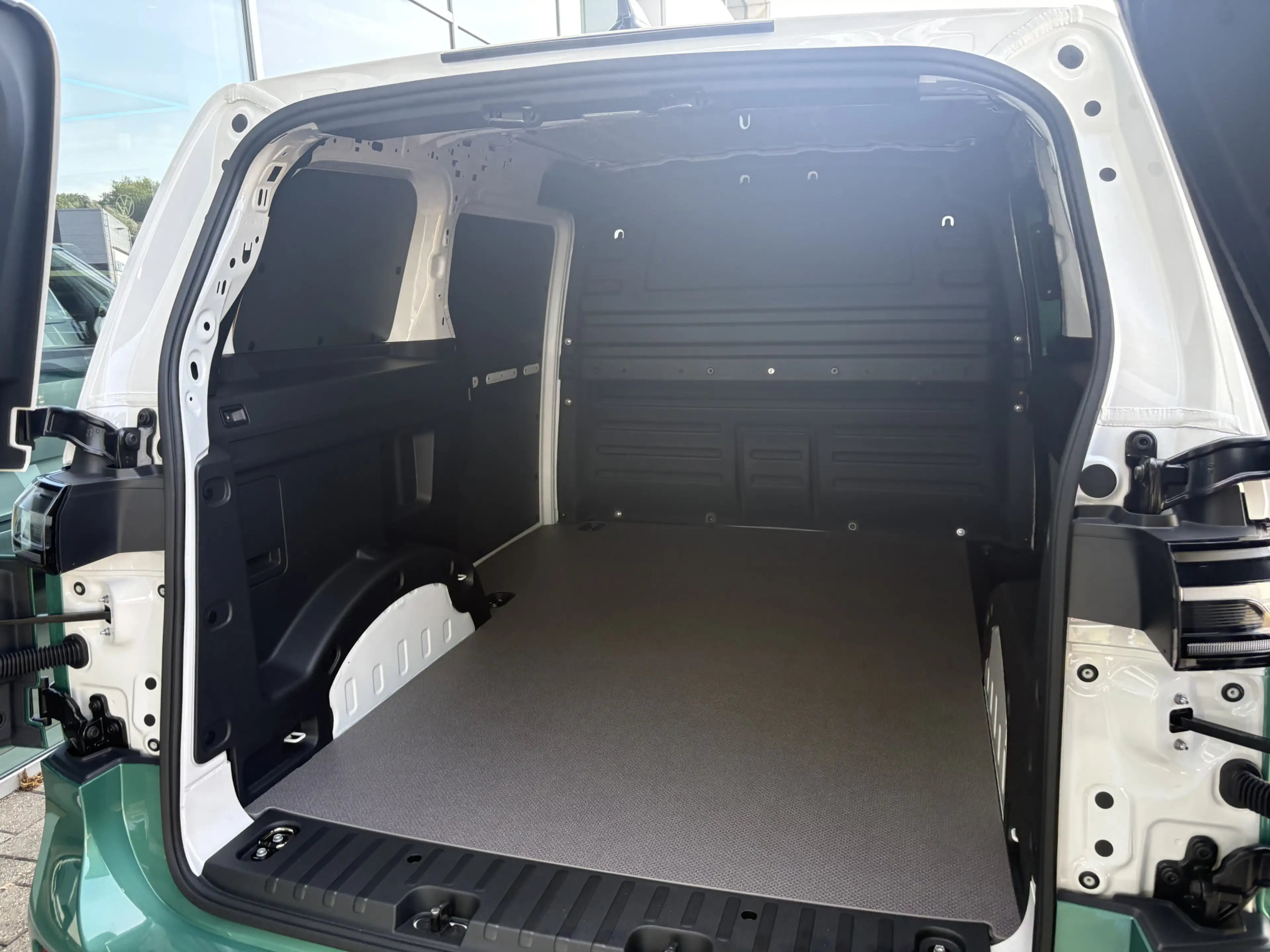 Volkswagen ID. Buzz Cargo Bulli Limited Edition 286PK | Trekhaak | App Conne — photo 8