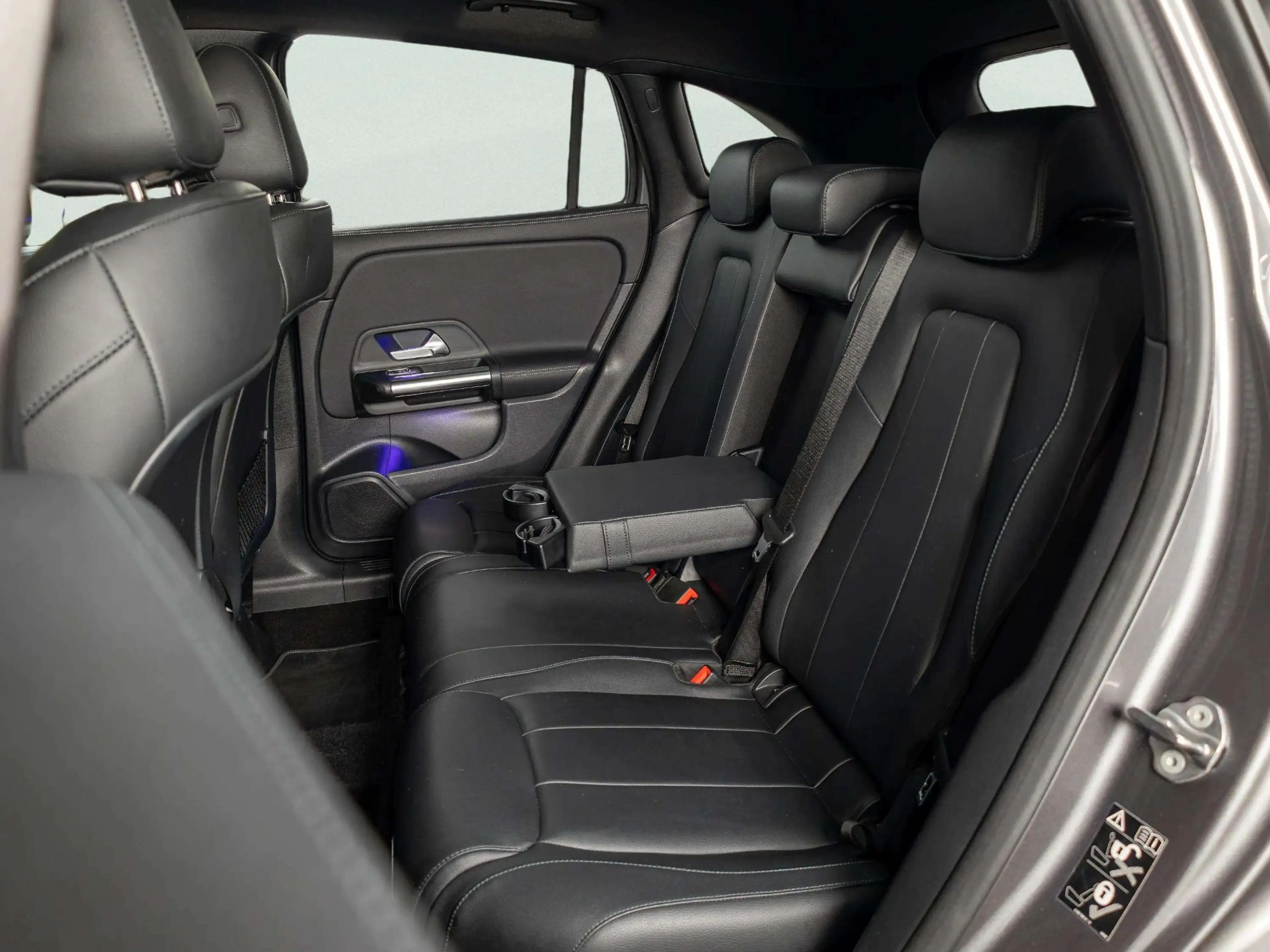 Mercedes-Benz GLA 180 Business Solution AMG | Panorama dak — photo 11