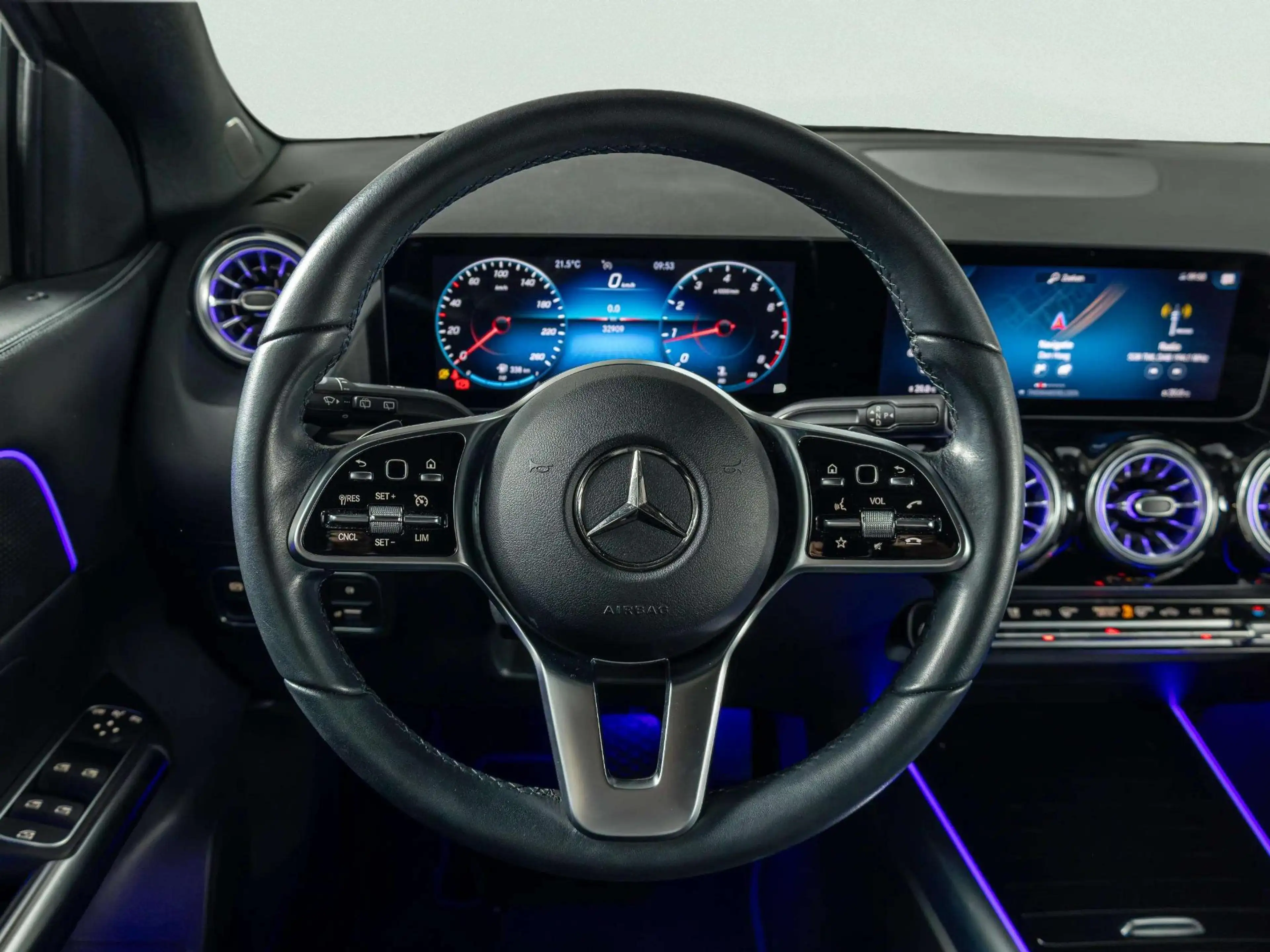 Mercedes-Benz GLA 180 Business Solution AMG | Panorama dak — photo 15