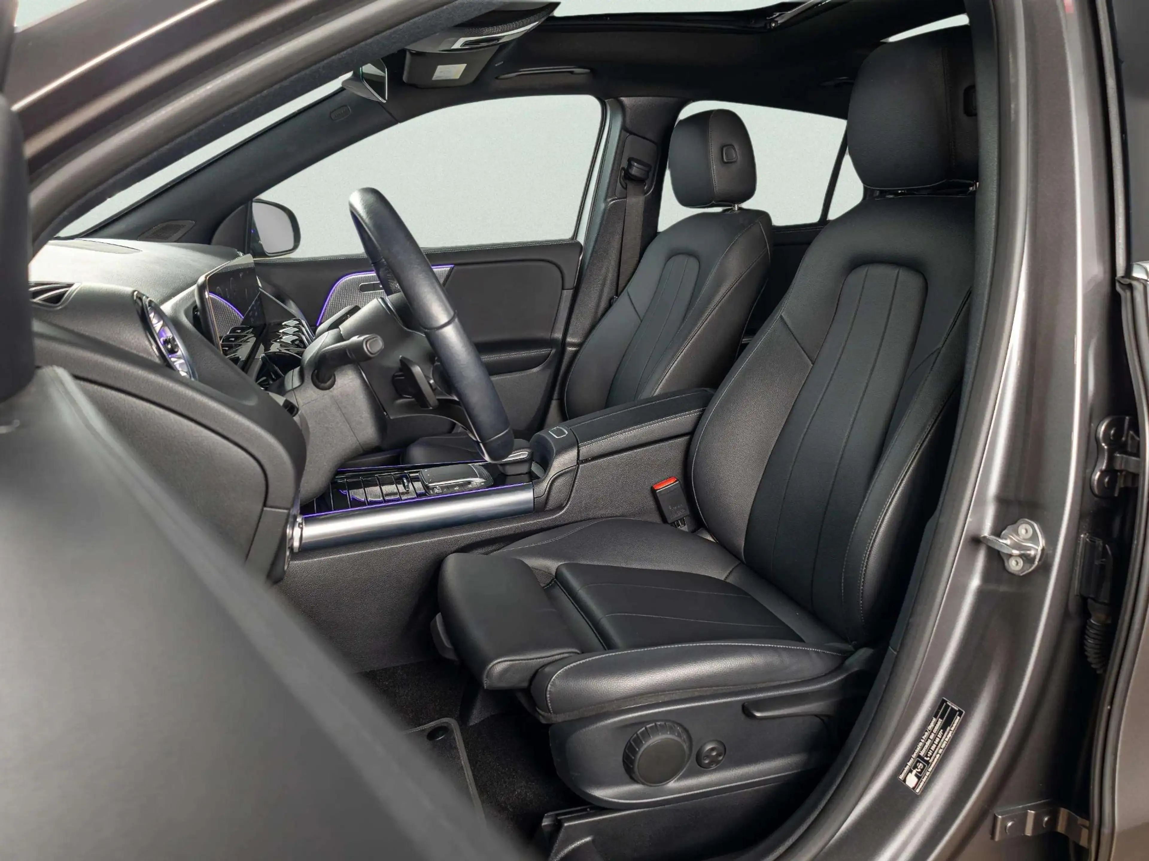 Mercedes-Benz GLA 180 Business Solution AMG | Panorama dak — photo 9
